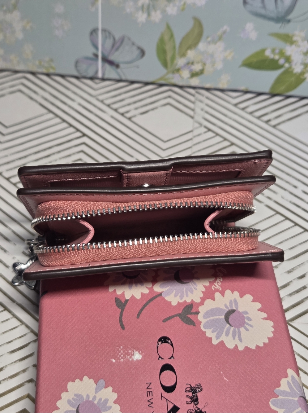 Coach Bubblegum Pink Daisy Snap Wallet Like New Boxed - Picture 12 of 14